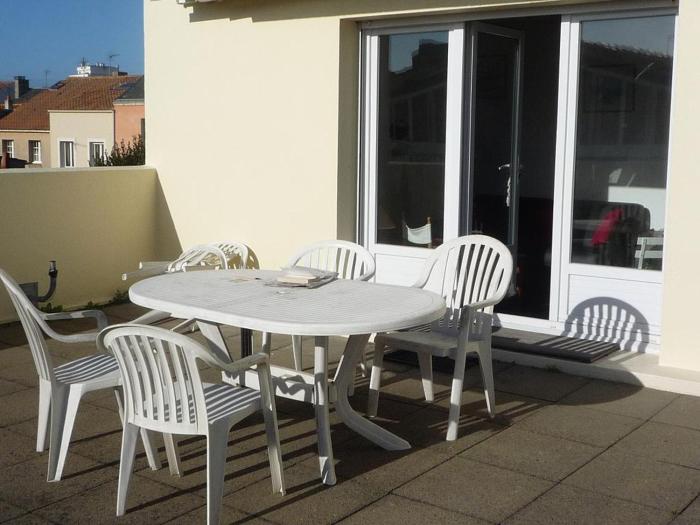 Bel appartement T3 rénové avec terrasse, à 200m de la plage, WiFi - FR-1-92-691