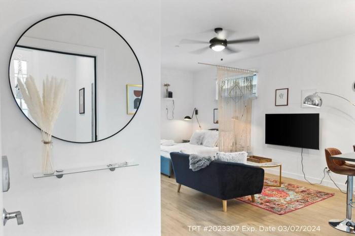 Poolside Studio w Rooftop Deck - Walk to Old Town