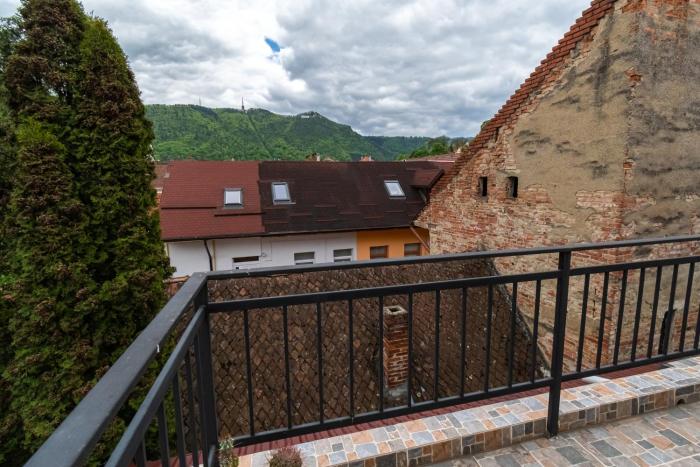 Residence 48 Beautiful building within moments from the Old Town of Brasov