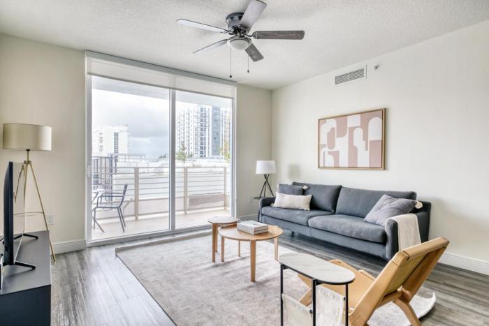 Brickell 2br w gym pool wd nr City Center MIA-40