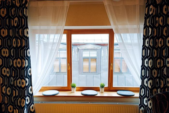 Elegant Old Town Toffee Bliss Apartment, SELF Check-In, Steps from Bus Station