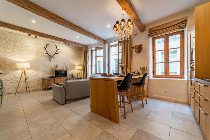 Lélégance de la pierre au pied de la Maison Carrée - Une Nuit à Nîmes