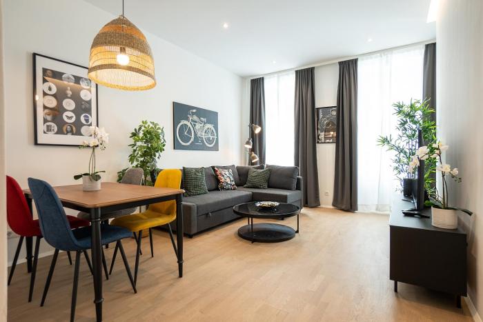Posh studio with a king-size bed and modern design