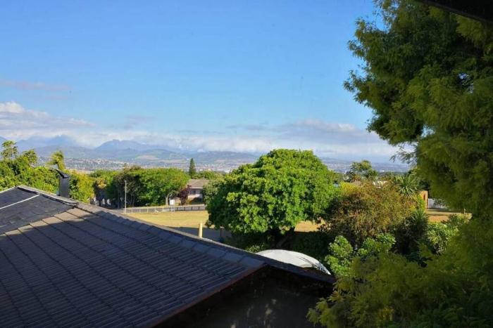 The View Upstairs - A spacious apartment with a view