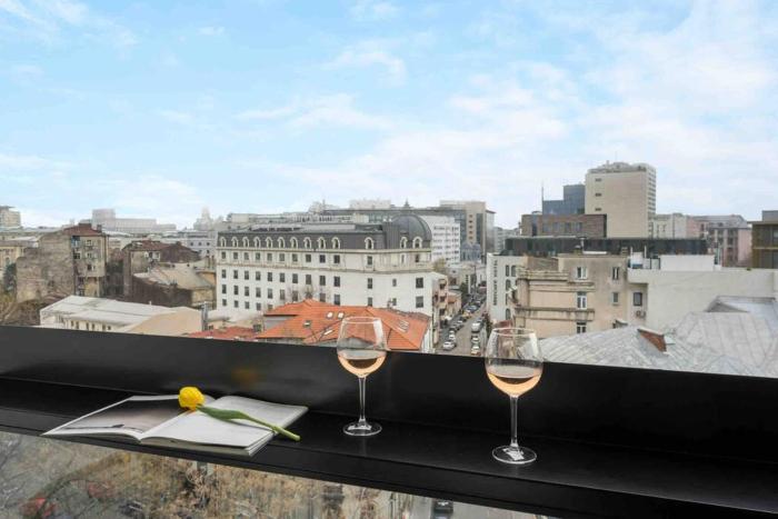 Superb Views 2BR Flat + Balcony