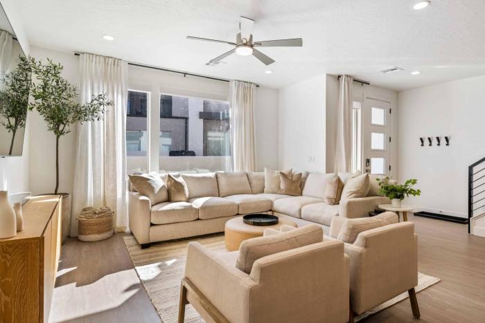 Sixteen Sandals townhouse