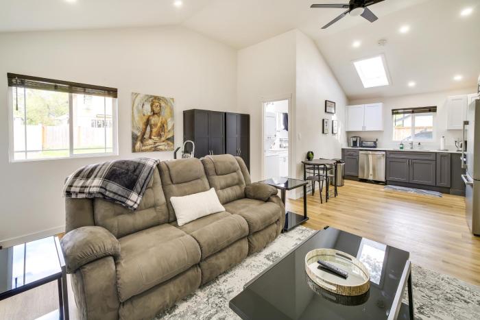 Modern Pacific Vacation Rental 5 Mi to Lake Tapps