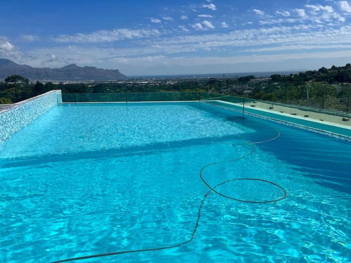 Amazing! 7 bedroom villa with rooftop pool & views