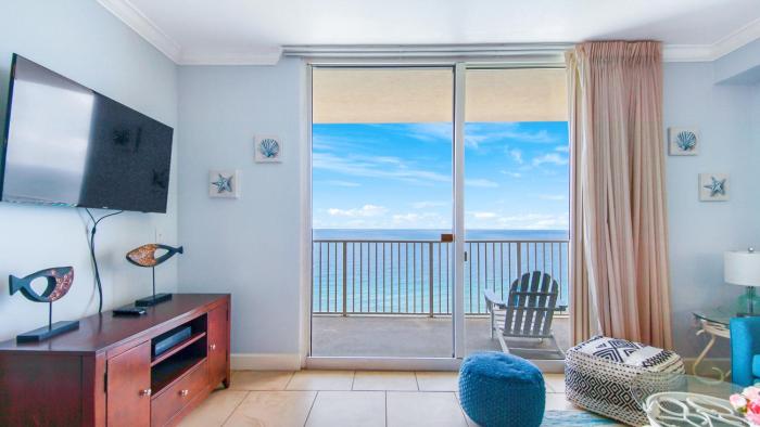 Beachfront Spacious Renovated Condo - Pools, Hot Hub, Spa - Walk to Pier Park in PCB