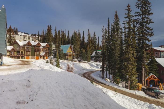 The Ridge Ski-In Ski-Out Condo with Free Parking