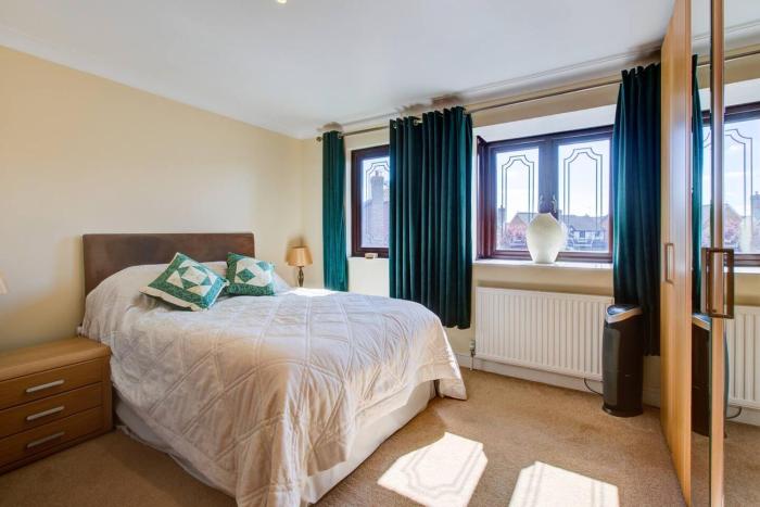 Serene Family Escape - Spacious, Near Thorpe Bay and Southend, Beaches & Amenities - Pass the Keys