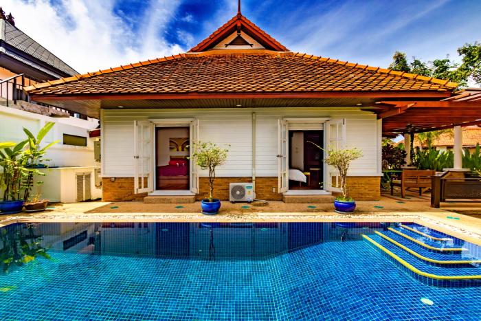 Recommend a warm Thai style private swimming pool villa with convenient traffic and living, walking 700 meters to the the beach