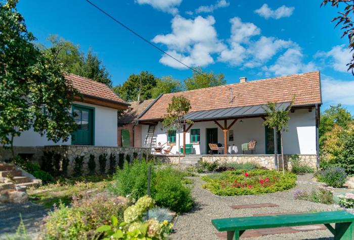 Alsópetényi Vendégházak