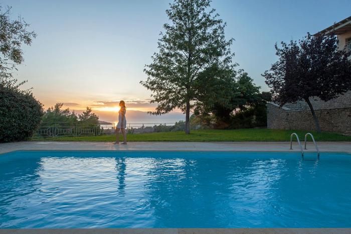 House with private pool and sea view