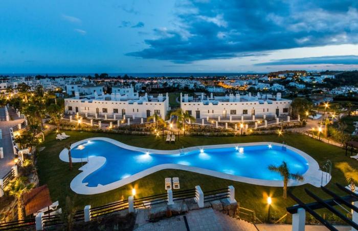 Luxurious and spacious apartment with a private garden and solarium with great views in Estepona área Marbella La Resina Country Golf