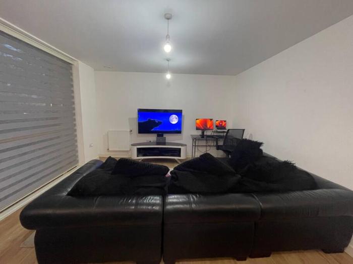 Spacious 2 Bedroom Modern Flat & Parking