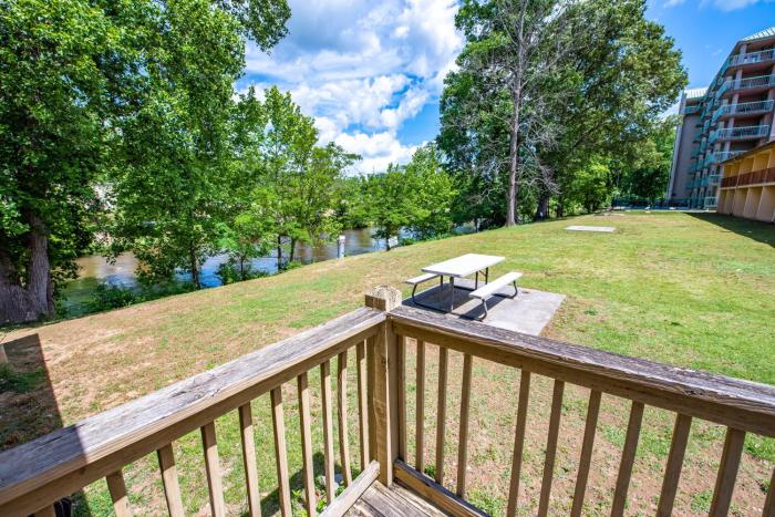 Cabin Close to parkway rd with River View