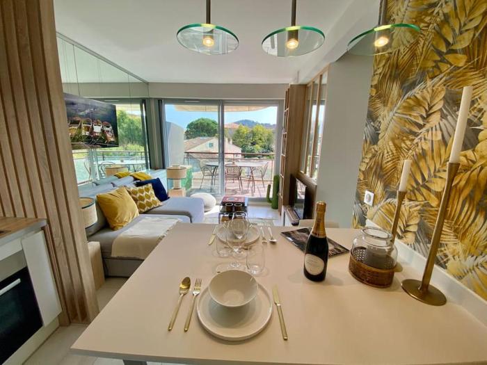 Appt Standing StTropez terrasse Piscine Parking