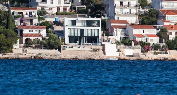 Breathtaking Seafront Elegance Luxury Penthouse