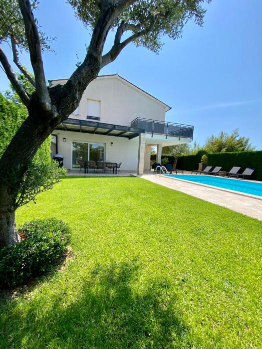 Villa Divina with private heated pool