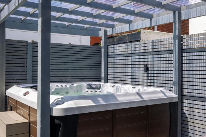 Exclusive House with Canadian Hot Tub