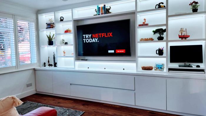 Family friendly spacious 4bedroom house in Bagshot with EV Charger