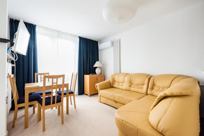 Metro Rondo ONZ Yellow Apartment by BookingHost