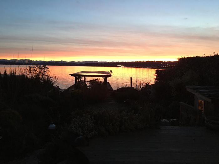 Fun Waterfront Home w Boat, Kayaks -Central Seattle!