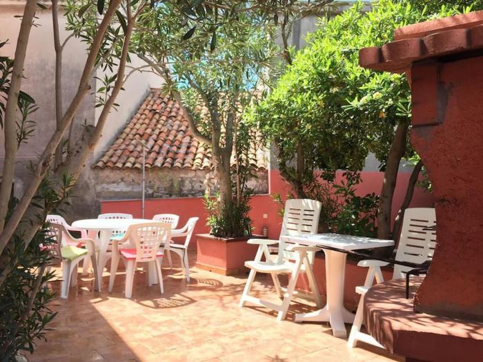 Spektar - Three-bedroom House with Grill in City Center