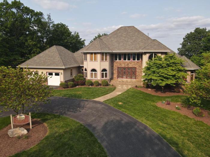 Redbud Keep - Unique Features, MovieDecor, Grill, Wifi, Family Friendly, Hiking, Billiard Table, Movie Theater Room, Fireplace, Golfing, View, 2 King Beds