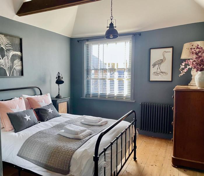 Fabulous apartment seconds from beach by Whitstable-Holidays, Pudding Pan