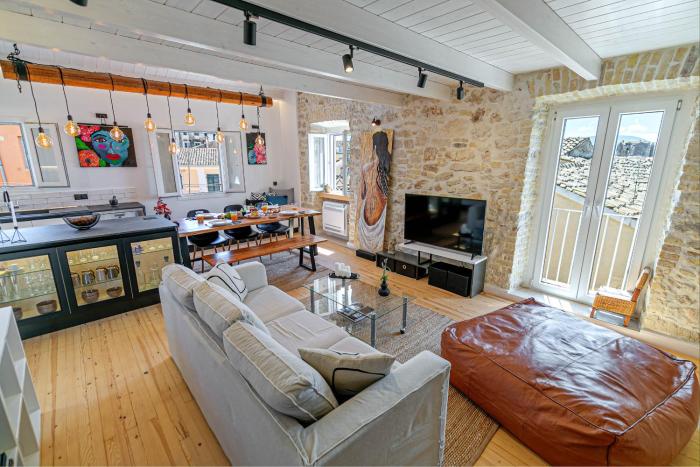 Art Loft Venetian Well Suite