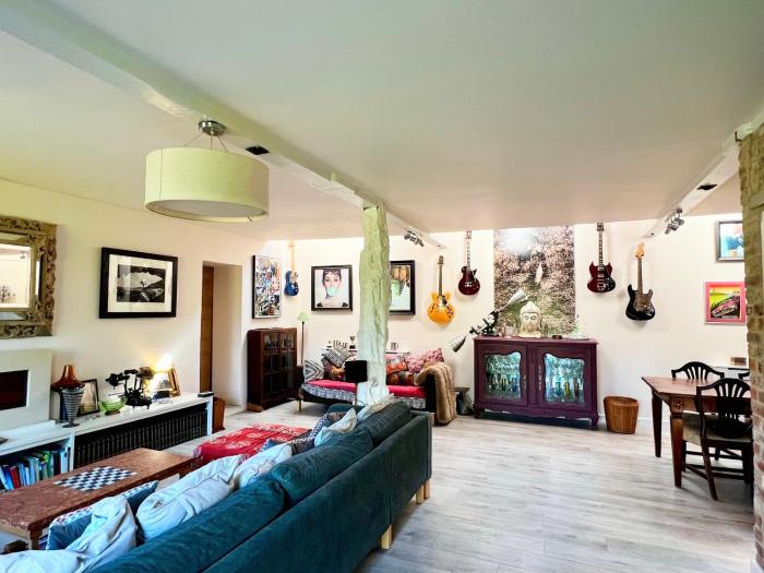 Eclectic Barn - Pergola & Dog-Friendly Garden