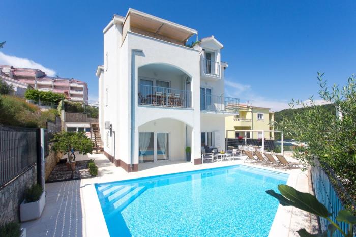 Luxury villa apt with 40 sqm heated communal pool & gym, only 200m to beach