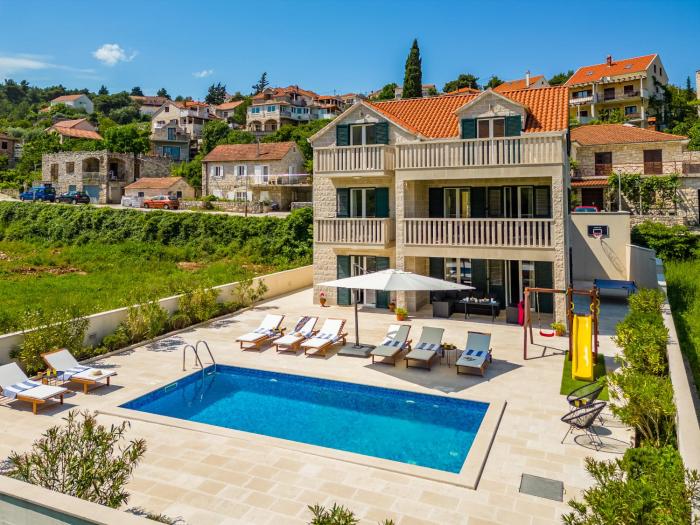 Villa Janie - Luxury Multi-Level Estate with Pool