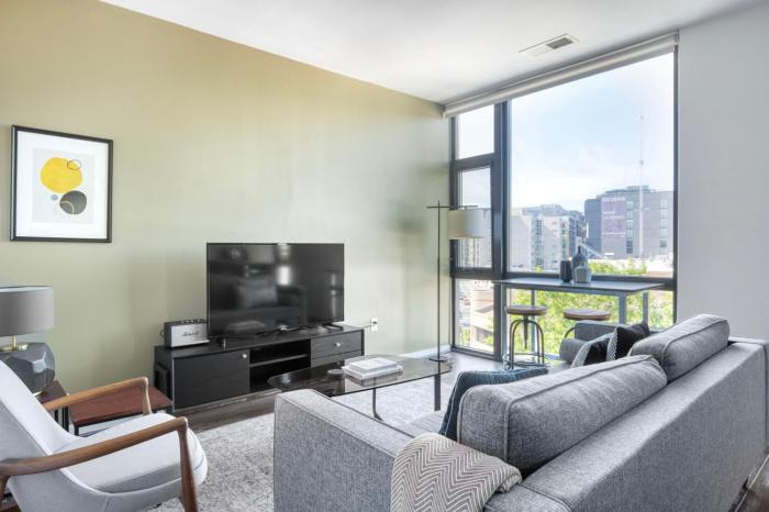 Shaw jr 1br w gym pool nr entertainment WDC-683