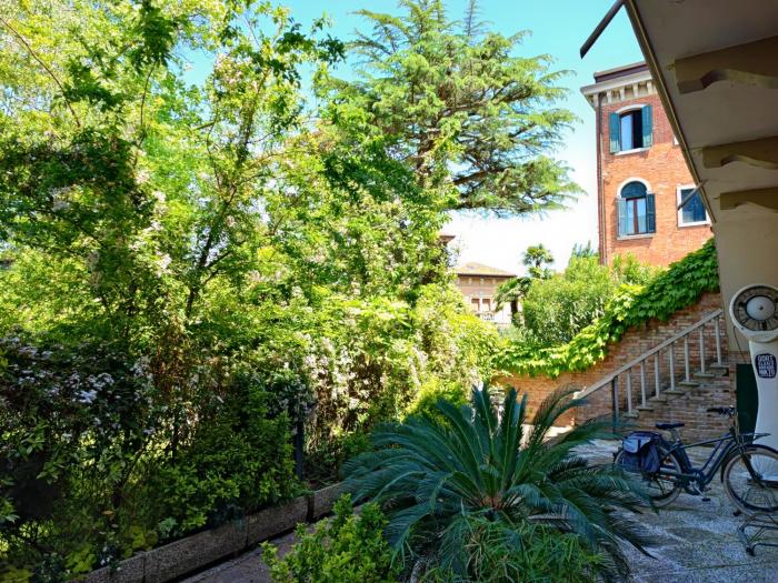 Leos House with Garden