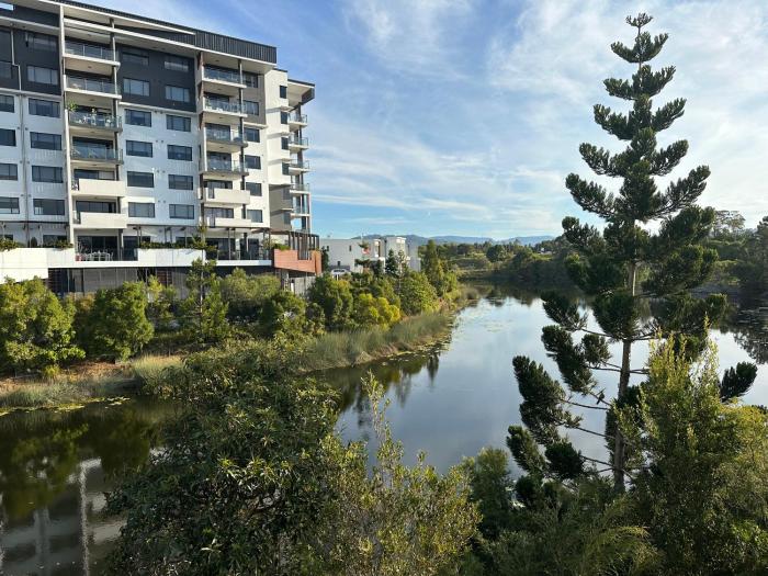 Near New 4br townhouse next to shopping mall