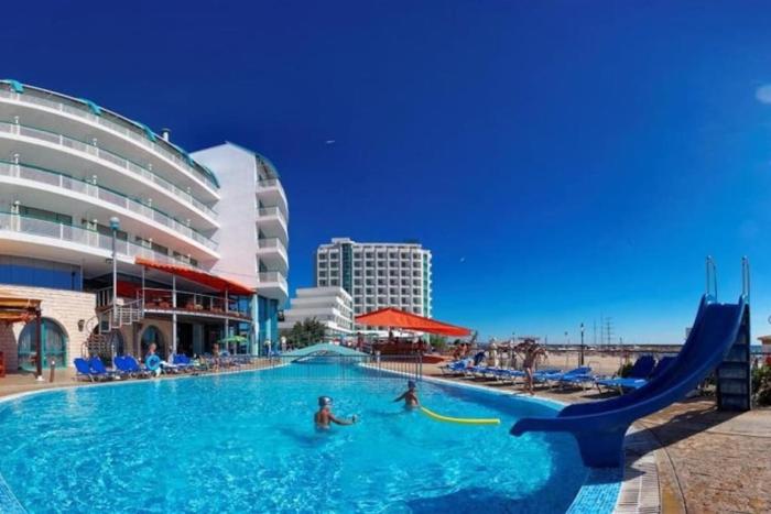 Berlin Golden Beach Romance