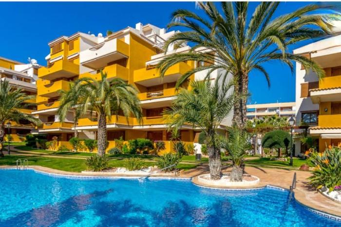 España - PUNTA PRIMA Torrevieja Orihuela Costa - large apartment for 6-people 85m2 and terrace 40m2 central air conditioning Wi-Fi living room kitchen 2 bedrooms 2 bathrooms 3 swimming pools parking security to the sea 200m only 40 min to the airpor