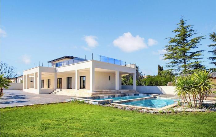 Amazing Home In Pont Saint Esprit