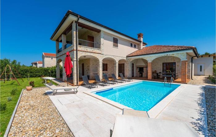 Beautiful Home In Muline With Sauna