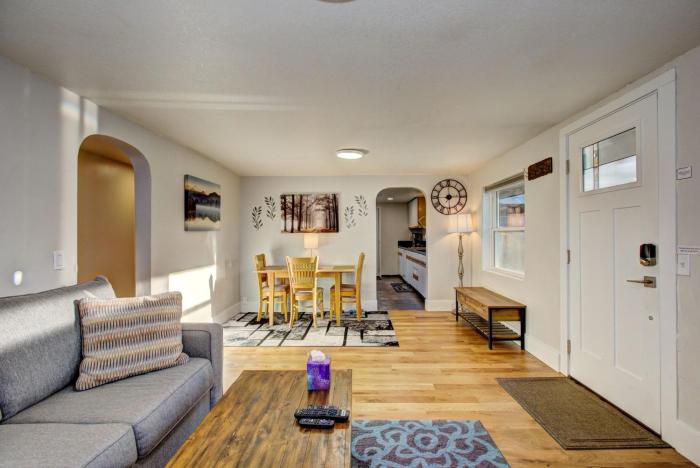 Little Blue Bungalow on Boises Bench, Pet Friendly, Fully Fenced yard with doggie door! 2 miles from BSU, 5 minutes from Downtown Boise, Desk and workstation for remote workers, 2 TVs large walk-in closet, Good for mid-term stays