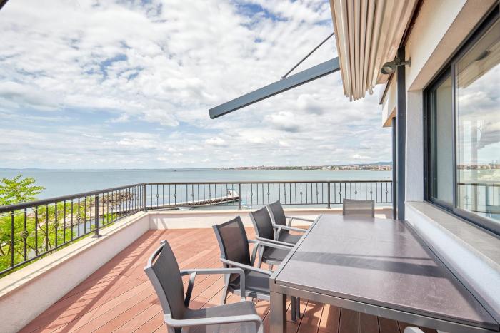 3BD Beach Paradise with a Stunning View with Parking by Flat Mаnаger