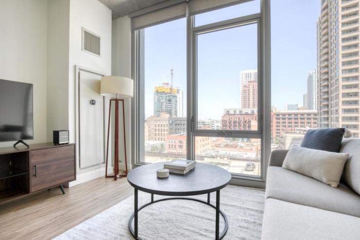 W Loop Studio w Deck Pool Gym 3 blocks to L CHI-644