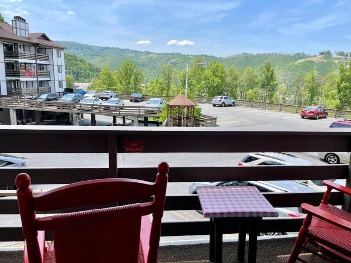 Relaxing Mountain Condo in Gatlinburg with City view !