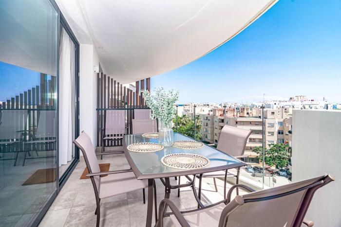 INF26H- Comfortable and spacious city apartment