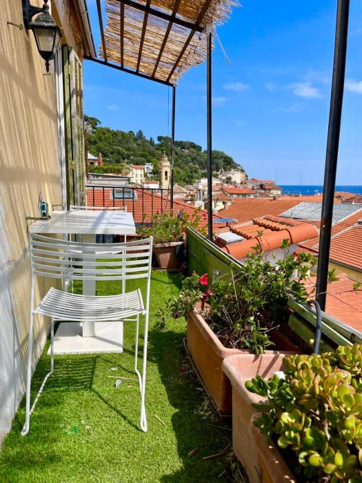 Cosy penthouse old town sea view little terraces Air conditionned