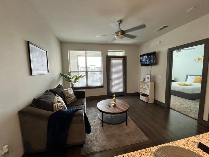 7 Min from IAH Business-Ready Condo w Pool & WiFi