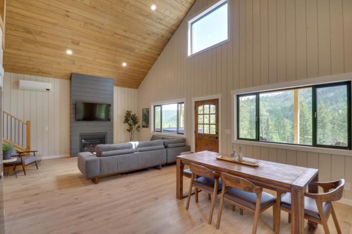 Lakeside Cabin with Hot Tub 3 Mi to Flathead Lake!